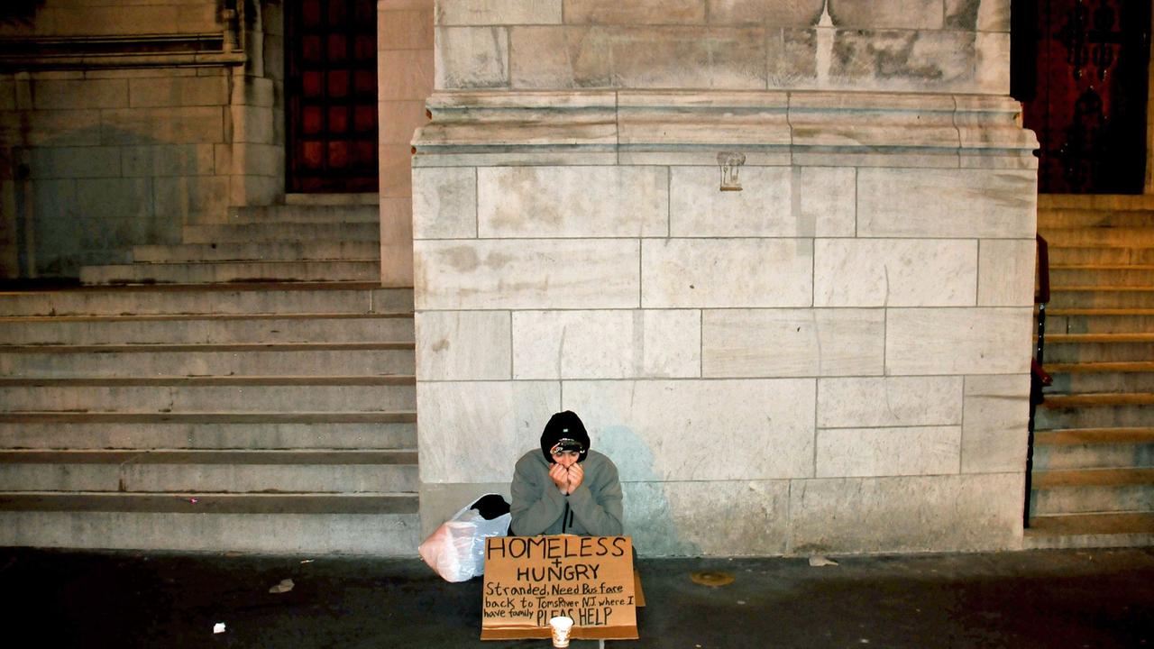 Ein Obdachloser in der Fifth Avenue in New York, USA.