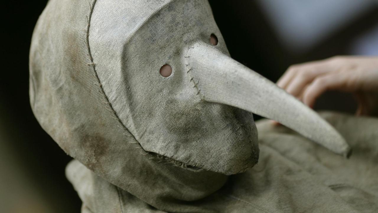 Ärzte im Mittelalter trugen damals Schnabelmasken. Sie glaubten, das schütze sie vor der Pest. 