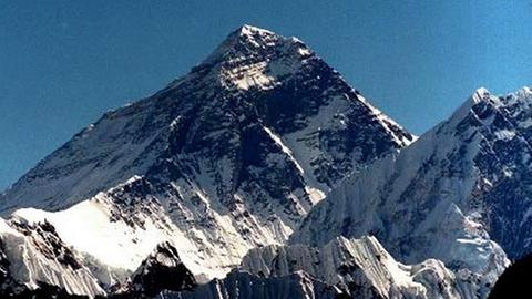 Der Mount Everest (8.848 m) im Himalaya in Nepal.