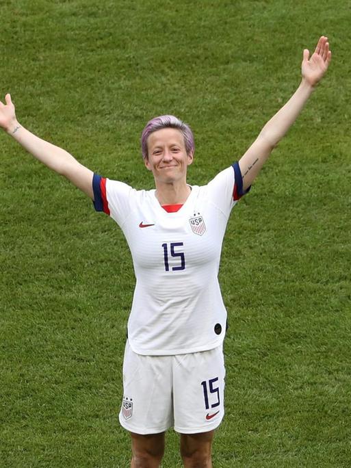 Megan Rapinoe in Siegerpose. Sie feiert den Titel der Fußball-Weltmeisterschaft der Frauen 2019.