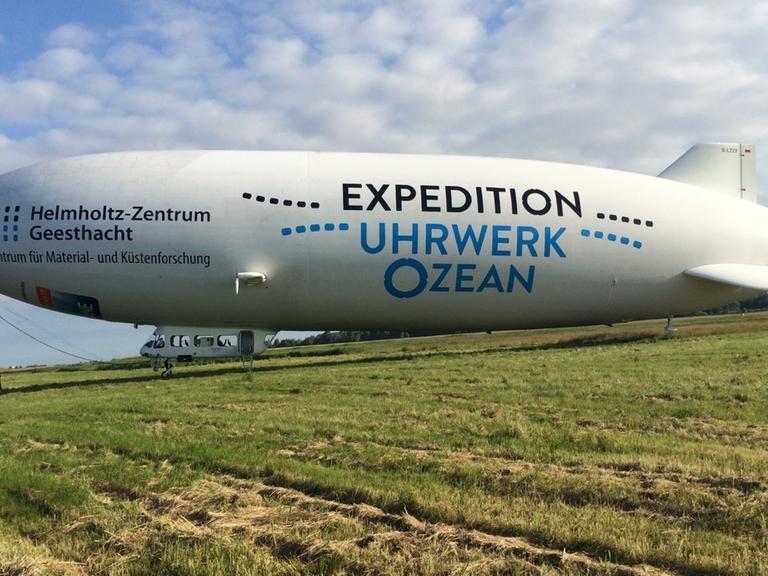 "Expedition Uhrwerk Ozean" steht auf dem Rumpf des Forschungs-Luftschiffs