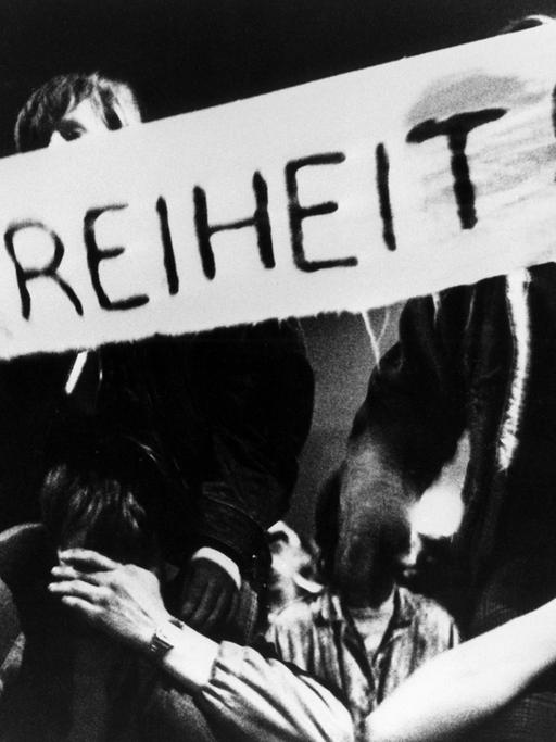 Auf Transparenten fordern Teilnehmer des friedlichen Demonstrationszuges am 10.10.1989 durch die Leipziger Innenstadt immer wieder "Freiheit" - hier auf einem Banner mit drei Ausrufungszeichen zu lesen.