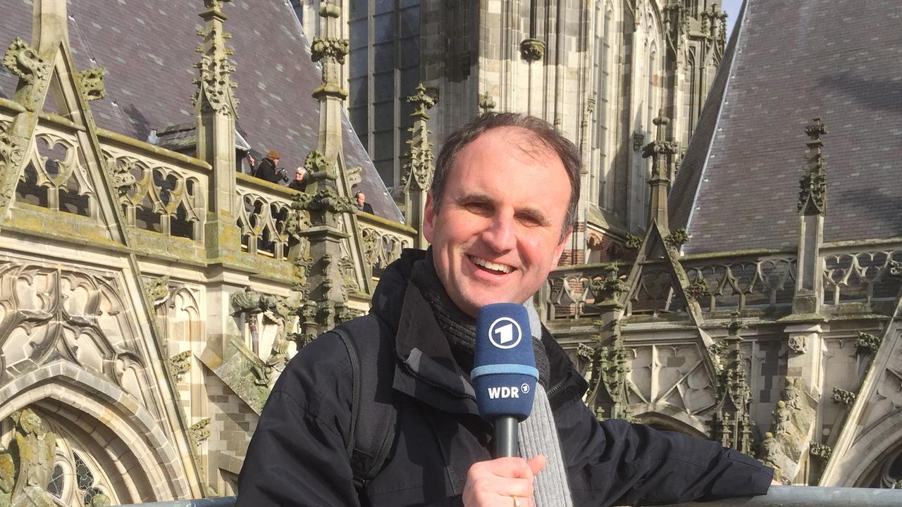 ARD-Korrespondent Ludger Kazmierczak auf dem Dach der Sin Jans Kathedrale in 'S-Hertogenbosch.