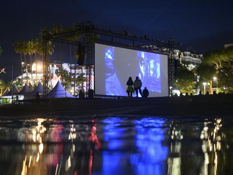 An der Uferpromenade in Cannes wird auf dem 72. Filmfest abends eine restaurierte Fassung der französischen Komödie "La Cite de la Peur" (Fear City) (1994) gezeigt.
