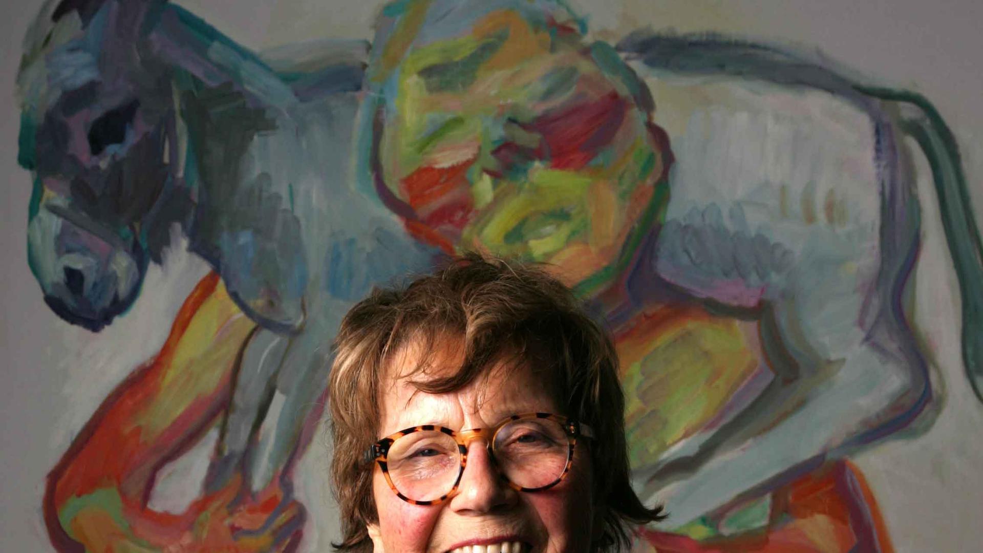 Maria Lassnig vor einem ihrer Werke