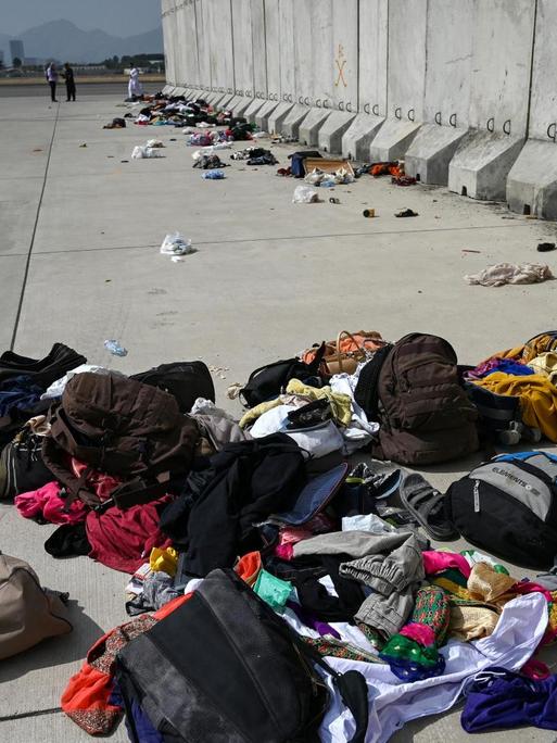 Dinge, die ausgereisten Afghanen gehörten und die sie auf dem Rollfeld des Kabuler Flughafens zurückgelassen haben