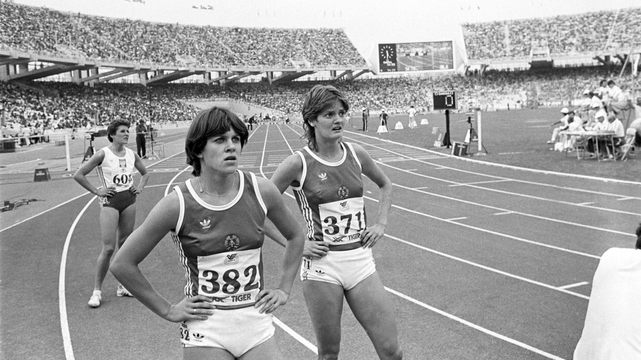 Die DDR-Leichtathletinnen Birgit Uibel und Petra Pfaff in der Arena bei den Leichtathletik-Europameisterschaften in Athen 1982.