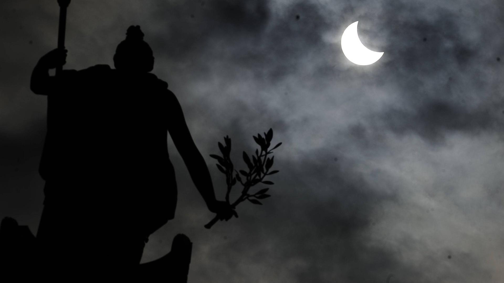 Sonnen-Finsternis über Europa : Mond schiebt sich vor die Sonne Sonnen-Finsternis über Europa : Mond schiebt sich vor die Sonne