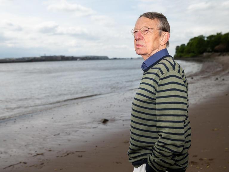 Regisseur Hark Bohm steht steht am Strand der Elbe Regisseur Hark Bohm steht steht am Strand der Elbe