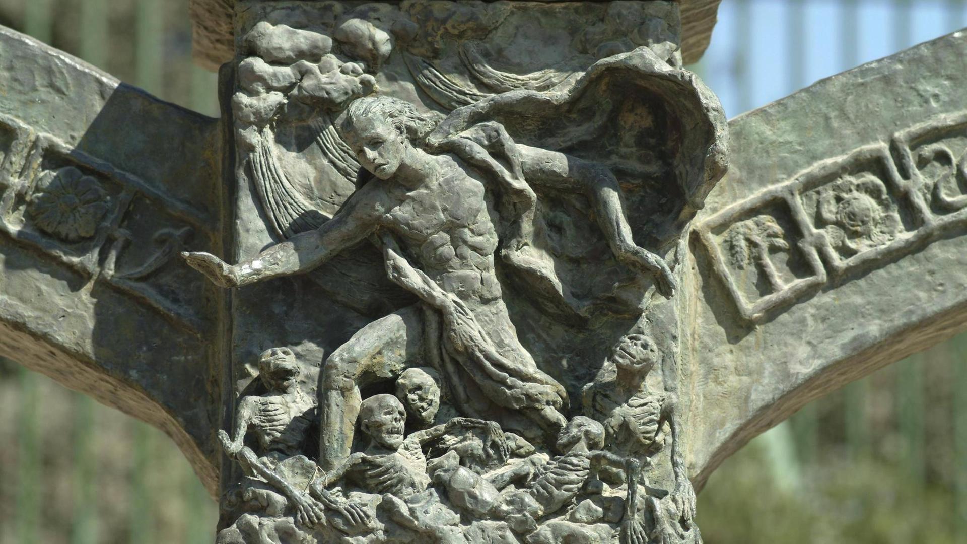 Auferweckung des Propheten Ezechiel. Relief an der Knesset-Menora in Jerusalem, Israel. Es stammt vom Bildhauer Benno Elkan.