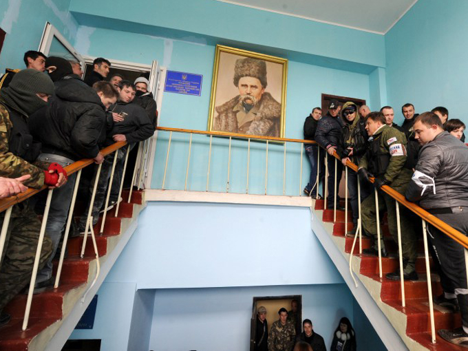 Prorussische Milizen nehmen das Marine-Hauptquartier der Ukraine in Sewastopol auf der Krim ein.