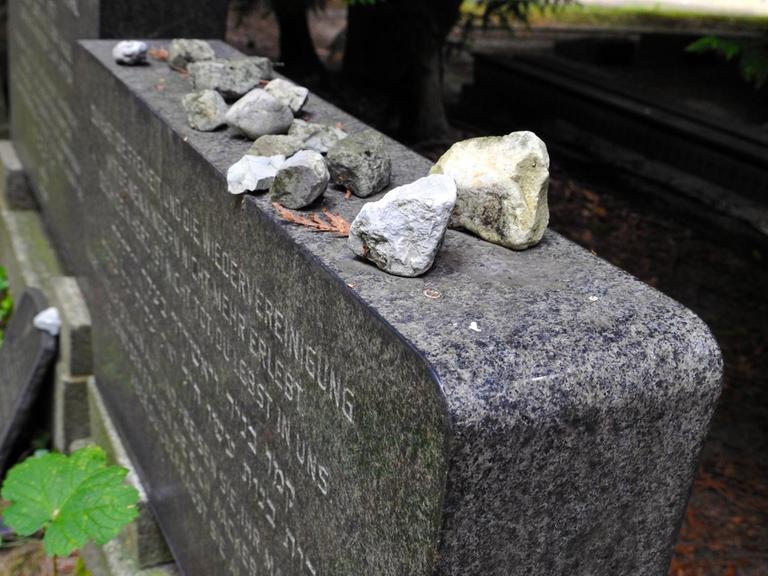 Gedenksteine auf einem Grabstein auf dem jüdischen Friedhof Weißensee, aufgenommen am 22.07.2014.