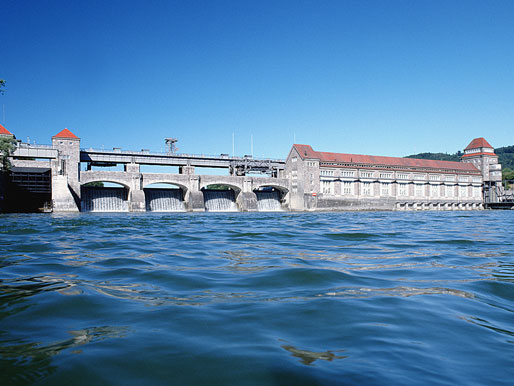 Eines der alten Wasserkraftwerke am Oberlauf des Rheins: Laufenburg Eines der alten Wasserkraftwerke am Oberlauf des Rheins: Laufenburg