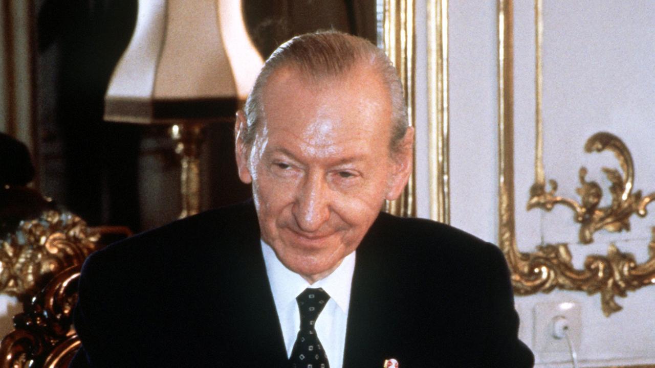 Der damals neue österreichische Bundespräsident Kurt Waldheim am 7. August 1986 an seinem Schreibtisch.