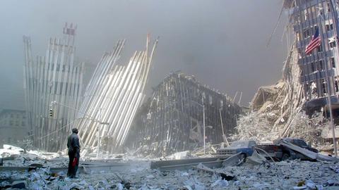 Ein Mann steht am 11. September 2001 vor dem zerstörten World Trade Center nach dem Terrorangriff in New York.