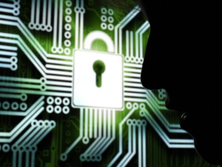 Symbolbild einer Cyberattacke und eines verschlüsselten Rechners.