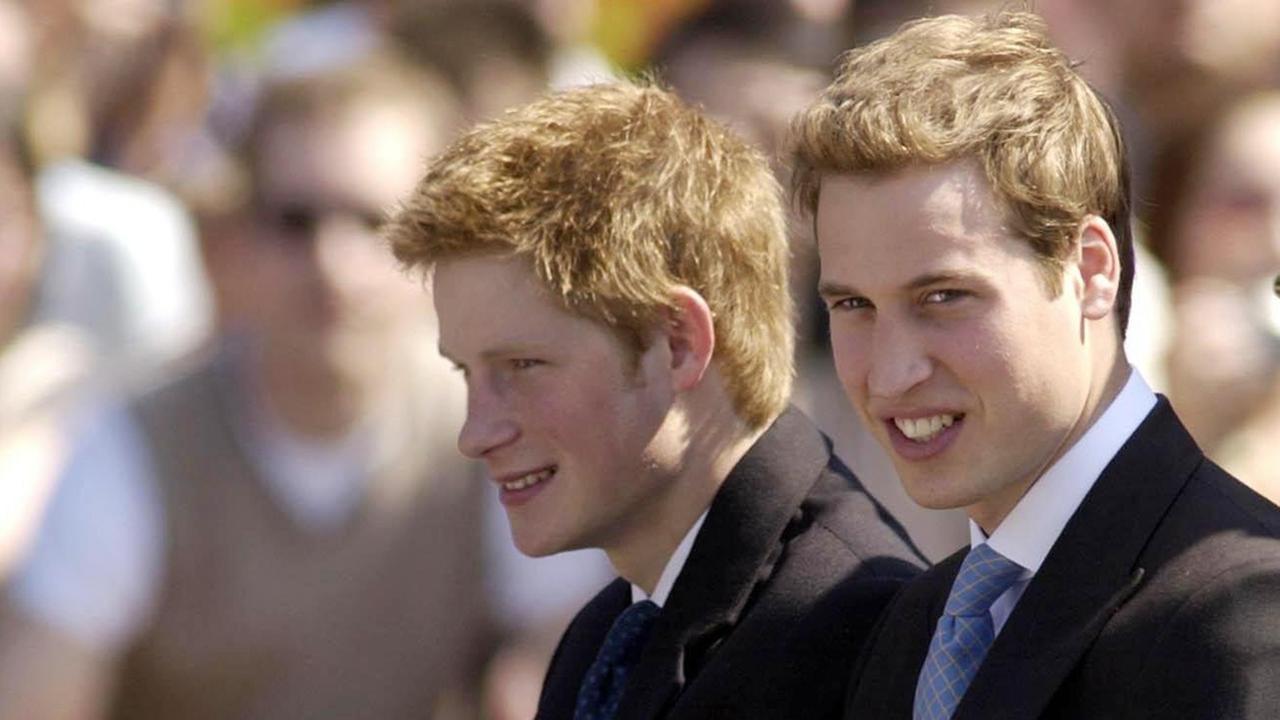 Britisches Königshaus: Das Foto zeigt die die Brüder Prinz William und Prinz Harry 2003, wie sie Buckingham Palace verlassen.