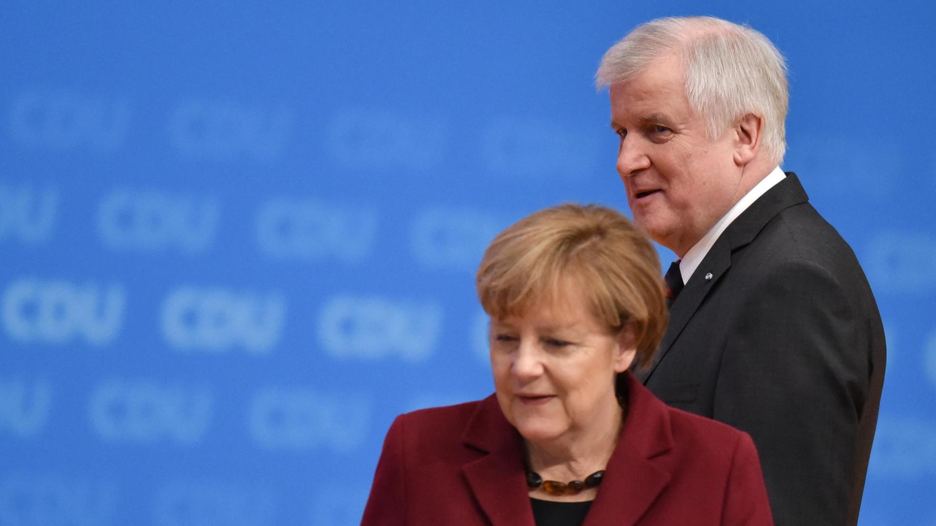 Bundeskanzlerin Angela Merkel (CDU) geht beim CDU-Bundesparteitag in Karlsruhe (Baden-Württemberg) mit dem bayerischen Ministerpräsidenten Horst Seehofer (CSU) auf die Bühne. Bundeskanzlerin Angela Merkel (CDU) geht beim CDU-Bundesparteitag in Karlsruhe (Baden-Württemberg) mit dem bayerischen Ministerpräsidenten Horst Seehofer (CSU) auf die Bühne.