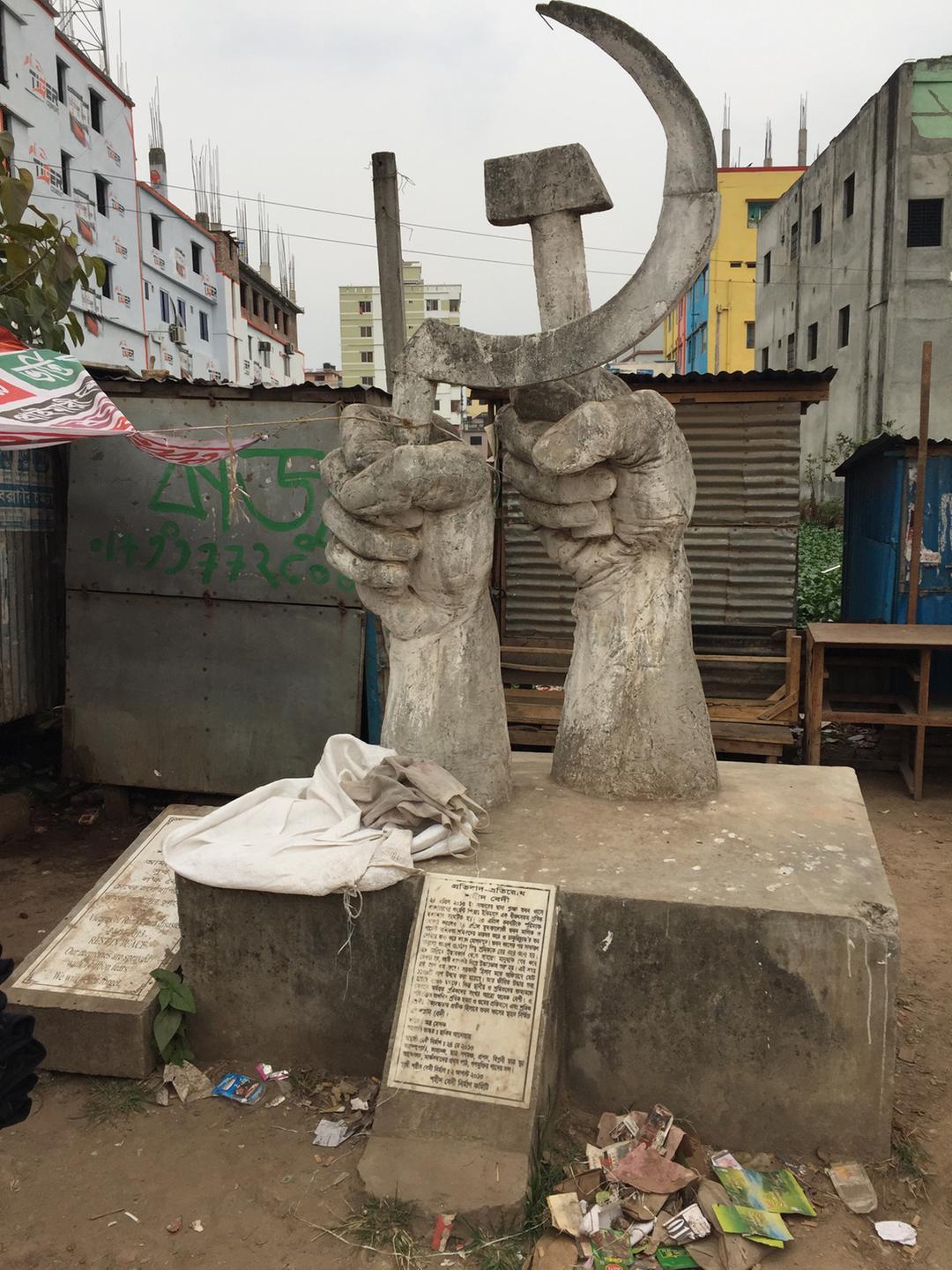 "Unsere Erinnerungen sind mit Milliarden von Tränen behaftet", steht neben dem Mahnmal für die getöteten ArbeiterInnen von Dhaka geschrieben.