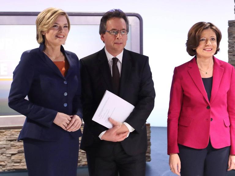 CDU-Spitzenkandidatin Julia Klöckner, SWR-Moderator Fritz Frey und die rheinland-pfälzische Ministerpräsidentin Malu Dreyer (SPD) beim TV-Duell zur Landtagswahl.