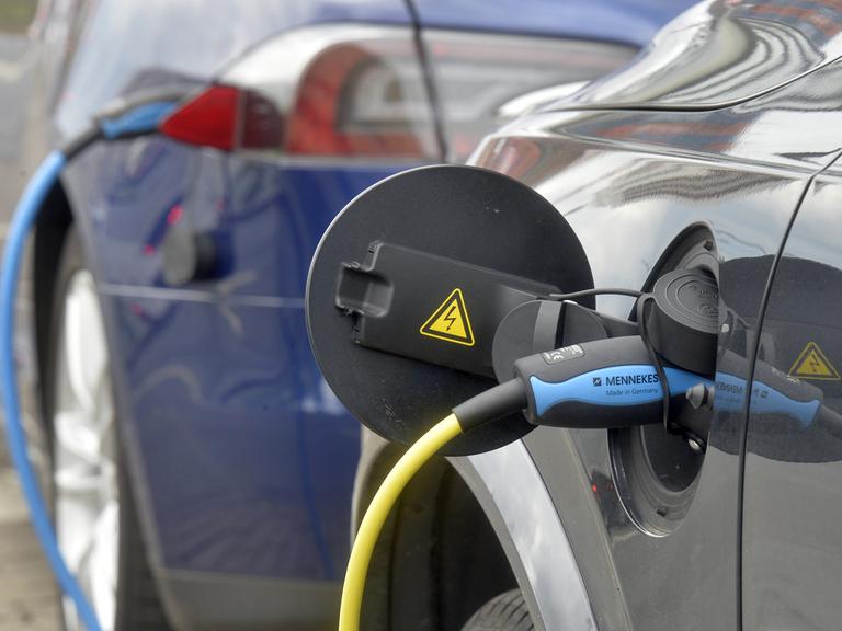 Elektroautos - ein Tesla und ein Volvo - stehen zum "Auftanken" an einer Ladestation.