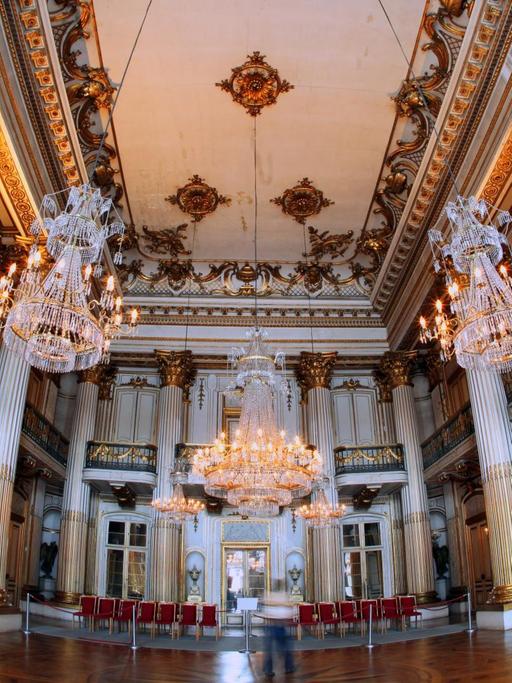 Sogar die Verzierungen der Säulen und der Stuck im Goldenen Saal von Schloss Ludwigslust sind aus Papiermaché. 