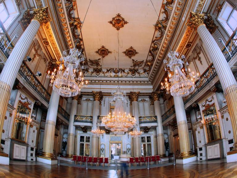 Sogar die Verzierungen der Säulen und der Stuck im Goldenen Saal von Schloss Ludwigslust sind aus Papiermaché. 