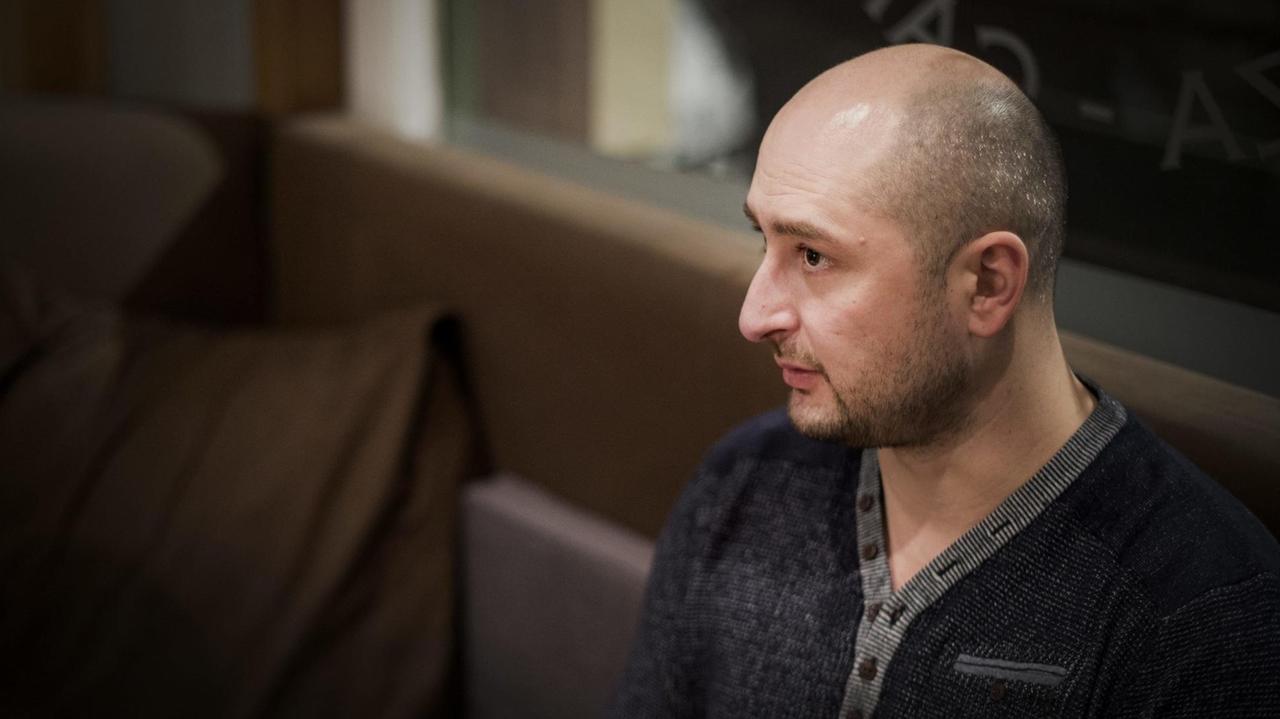 Der russische Journalist und Autor Arkadij Babtschenko im November 2015 in Stockholm, Schweden. Der russische Journalist und Autor Arkadij Babtschenko im November 2015 in Stockholm, Schweden.