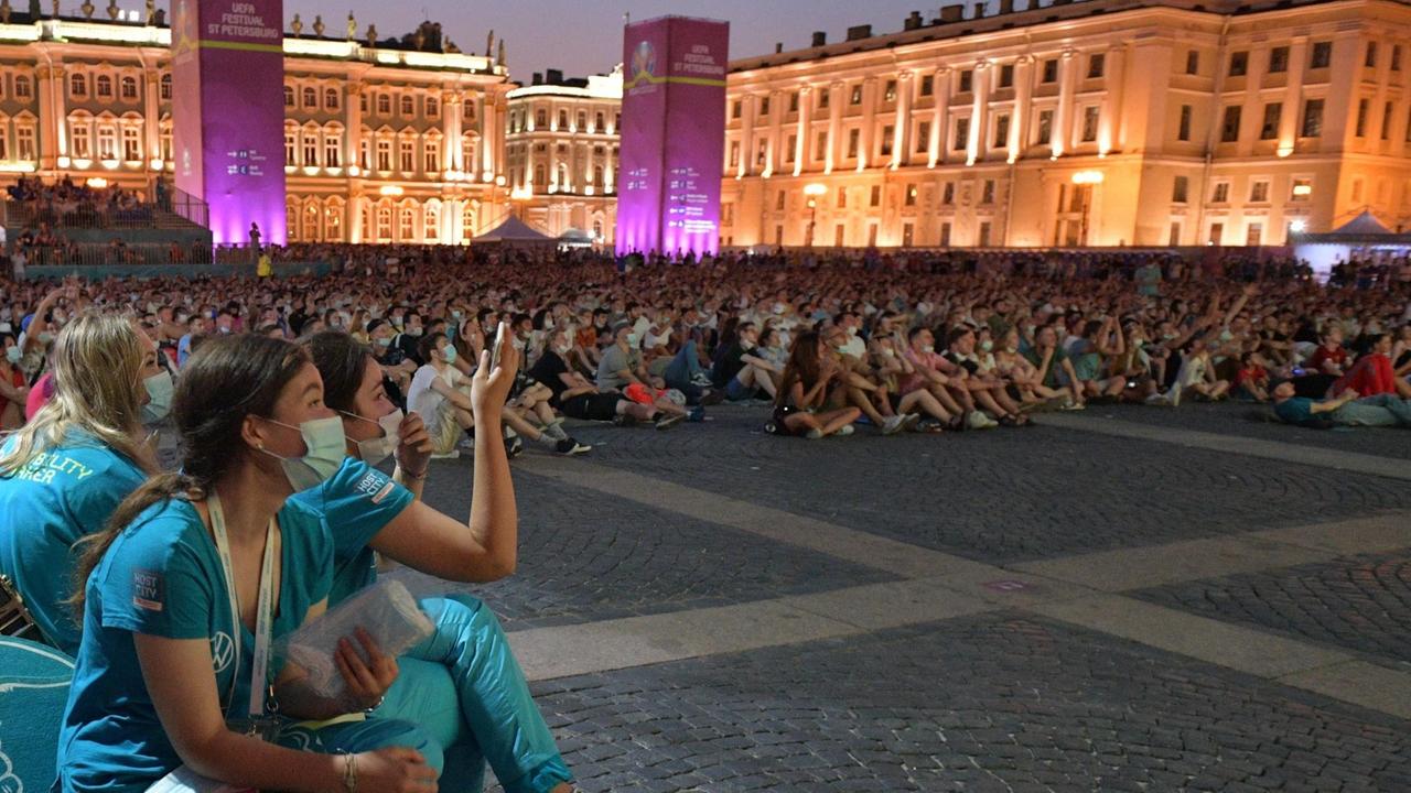 Sankt Petersburg, Russland: Tausende Menschen haben sich in einer Fan-Zone versammelt, um das Fußball-EM-Finale zwischen Italien und England auf Leinwänden zu verfolgen.