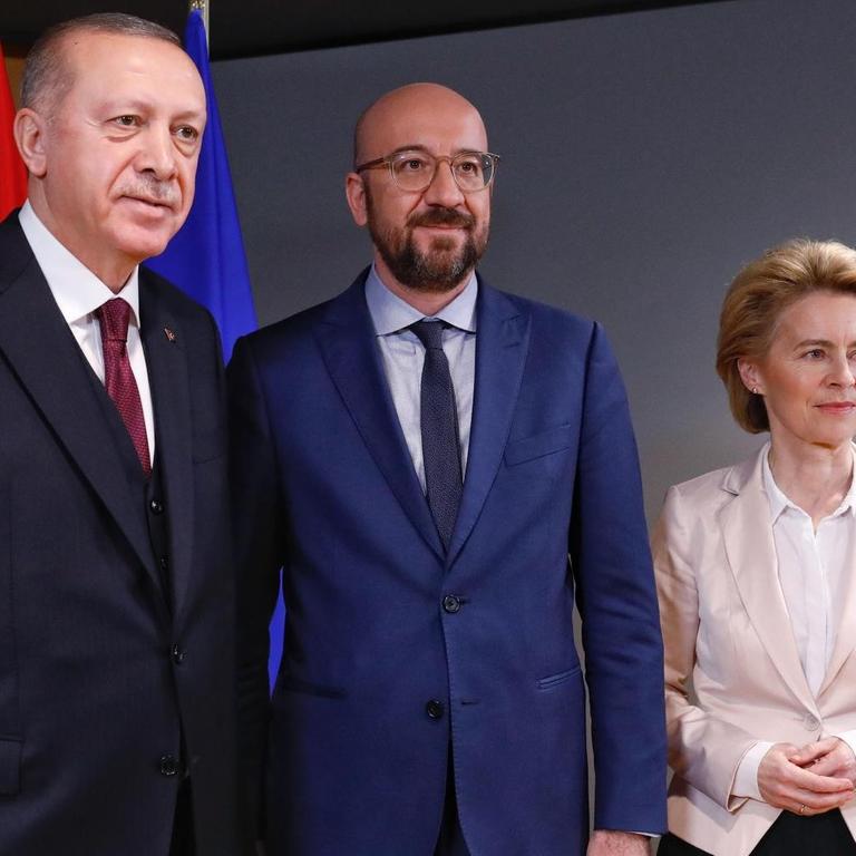 Der türkische Präsident Recep Tayyip Erdogan (l.) mit EU-Ratspräsident Charles Michel und -Kommissionspräsidentin Ursula von der Leyen, am 10. März 2020 zu Gesprächen über den Migrationsparkt zwischen EU und Türkei