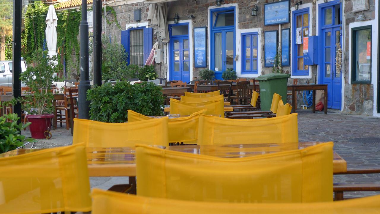 Leere Stühle vor den Cafés in Molyvos auf der Insel Lesbos