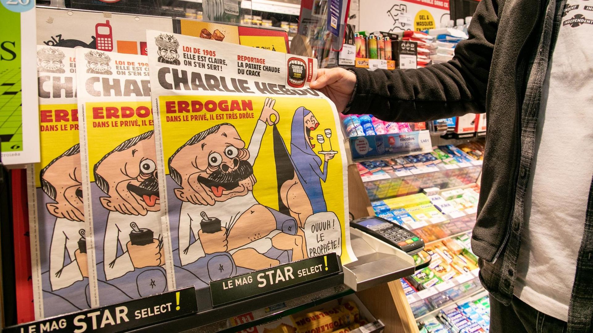 Ausgaben von Charlie Hebdo mit der Erdogan-Karikatur liegen in einem Kiosk aus.