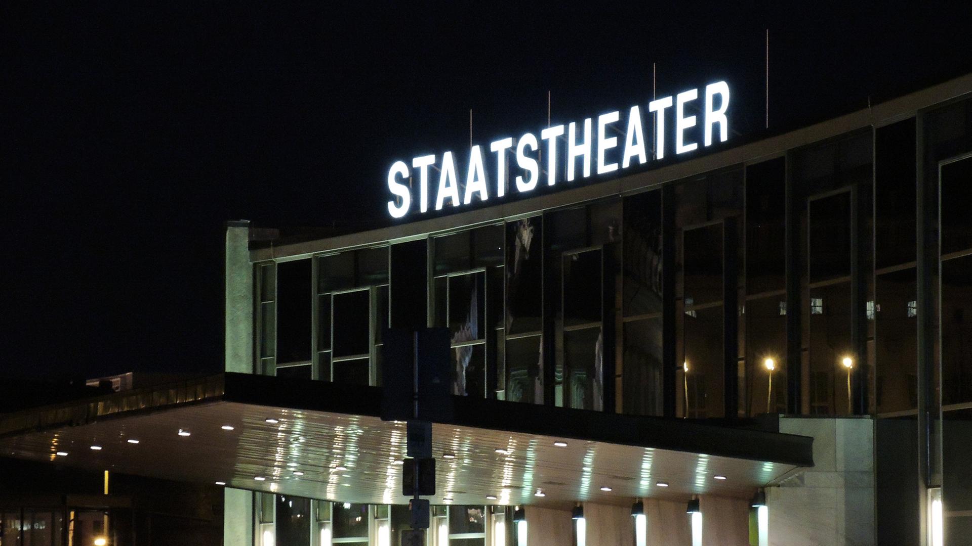 Das Staatstheater in Kassel, Deutschland am 19. Dezember 2013 bei Dunkelheit.