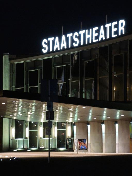 Das Staatstheater in Kassel, Deutschland am 19. Dezember 2013 bei Dunkelheit.