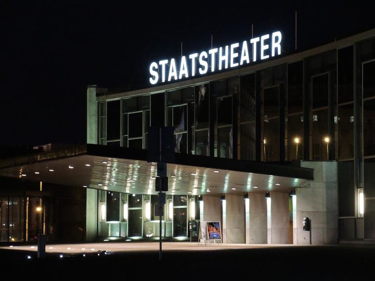 Das Staatstheater in Kassel, Deutschland am 19. Dezember 2013 bei Dunkelheit.