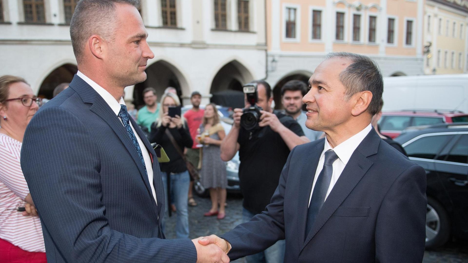 Görlitz: Sebastian Wippel (AfD) gratuliert Octavian Ursu (CDU) zum Wahlsieg.