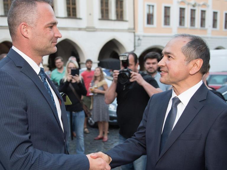 Görlitz: Sebastian Wippel (AfD) gratuliert Octavian Ursu (CDU) zum Wahlsieg.