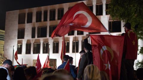 In der Nacht zum Samstag demonstrieren Menschen vor der Türkischen Botschaft in Berlin gegen den Putschversuch.