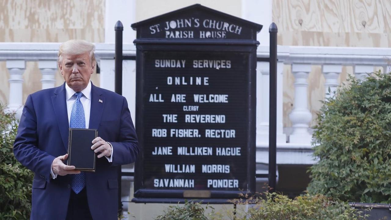 Donald Trump posiert am 01. Juni 2020 mit einer Bibel vor der St. John's-Kirche in Washington DC.