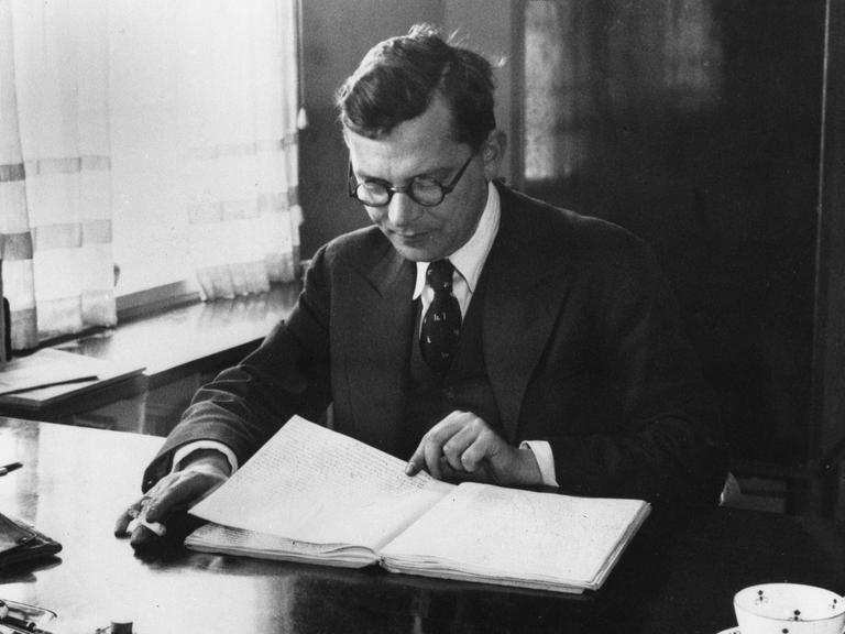 Hans Fallada am Schreibtisch in seinem Arbeitszimmer.