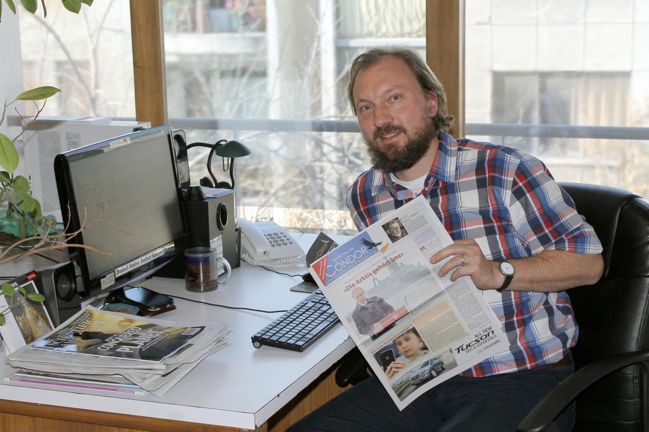 Arne Dettmann, Redaktionsleiter der deutsch-chilenischen Zeitung "Condor" sitzt an seinem Schreibtisch.