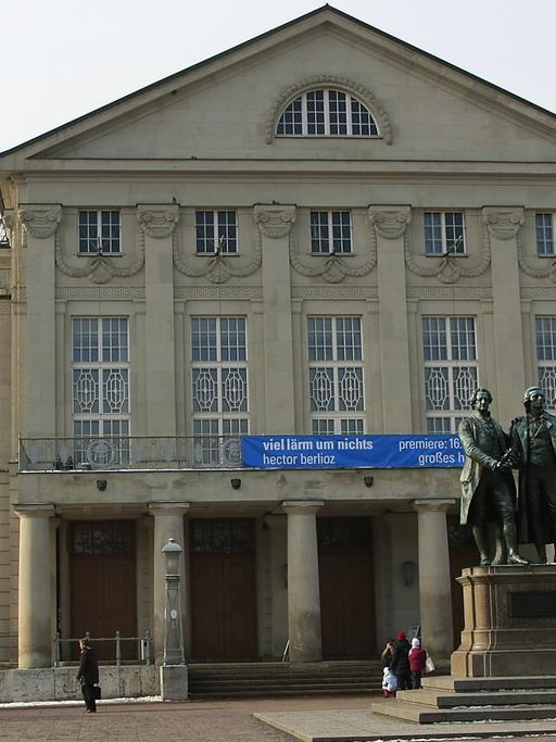 Theaterplatz von Weimar befindet sich das neoklassizistische Deutsche Nationaltheater mit dem Goethe- und Schiller- Denkmal