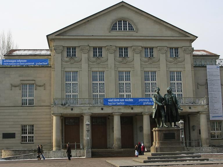 Blick auf den Theaterplatz in Weimar mit dem Goethe-Schiller-Denkmal und dem Nationaltheater