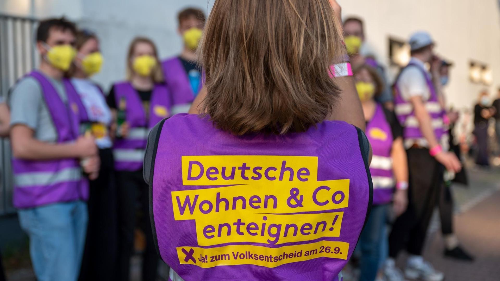 Unterstützer der Initiative „Deutsche Wohnen und Co. enteignen“ sammeln sich vor Beginn der Wahlparty der Initiative vor den Union-Filmstudios.