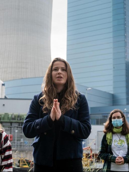 Die Fridays for Future-Aktivistin Luisa Neubauer protestiert vor dem Kohlekraftwerk Datteln 4 gegen Energiegewinnung aus Kohle.