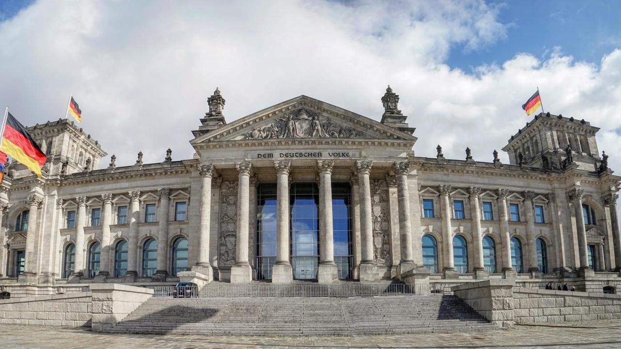 Westansicht des Reichstagsgebäudes in Berlin