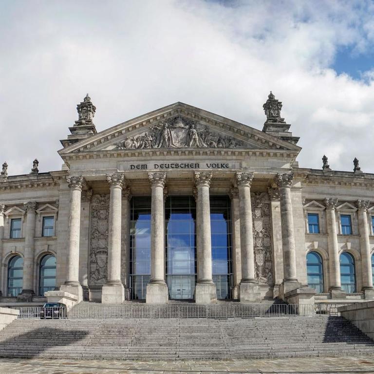 Westansicht des Reichstagsgebäudes in Berlin