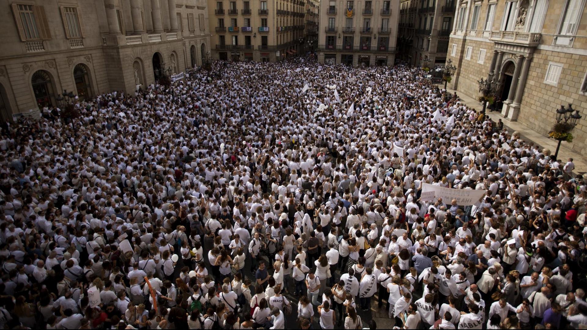 Menschen in Barcelona demonstrieren für eine Einheit des Landes.