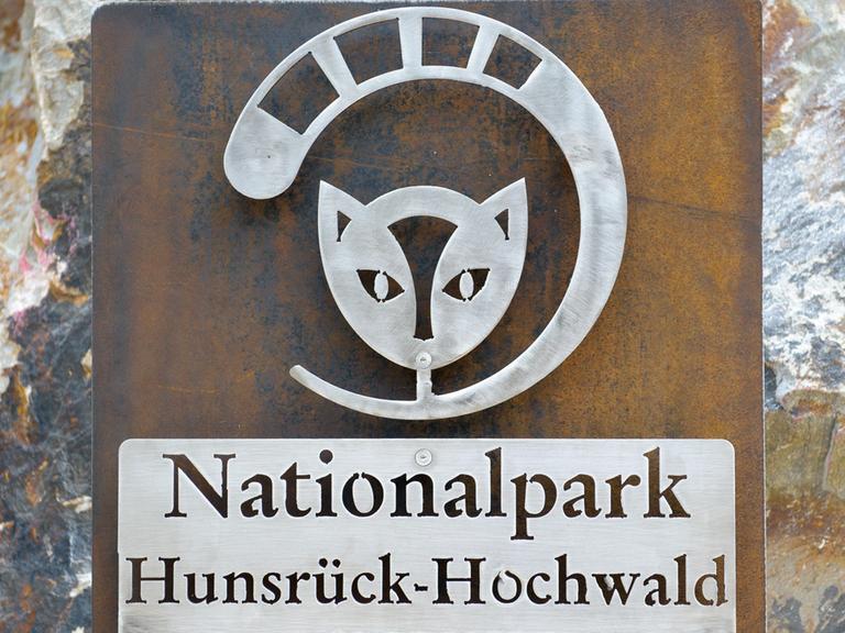 Tafel des Gründungssteins des Nationalparks Hochwald-Hunsrück in Deuselbach