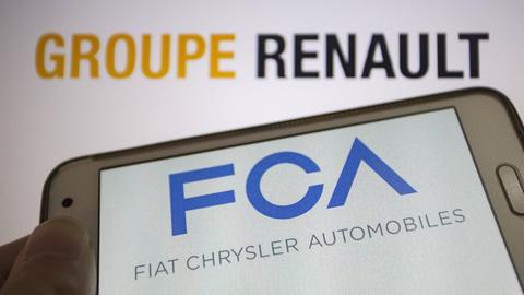 Logos der Autohersteller Fiat Chrysler und Renault